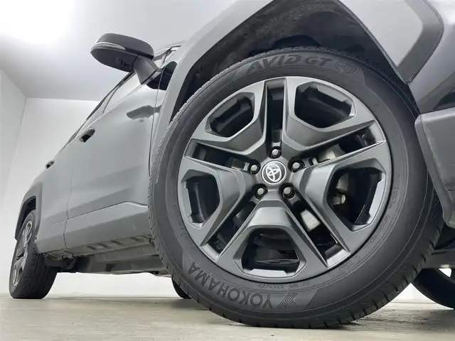 トヨタ ＲＡＶ４ アドベンチャー 岡山県 2023(令5)年 2.2万km アティチュードブラックマイカ 純正１０．５インチディスプレイオーディオ(ナビ付)		/【フルセグ/Bluetooth/DVD/CarPlay】		/パノラミックビューモニター		/純正19inアルミホイール+サマータイヤ：装着				/レーダークルーズコントロール	/デジタルインナーミラー/ブラインドスポットモニター	/ビルトインETC	２．０	/電動リアゲート/パワーシート/LEDヘッドライト（AUTO機能付き）		/シートヒーター/ステリングヒーター/エアシート		/横滑り防止機能		/衝突軽減システム		/車線逸脱防止システム					/スマートキー				/プッシュスタート		/コーナーセンサー				/純正フロアマット				/取扱説明書		/スペアキー×１