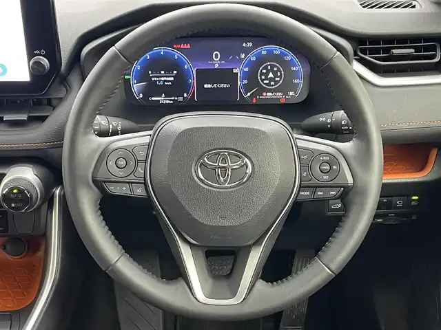 トヨタ ＲＡＶ４ アドベンチャー 岡山県 2023(令5)年 2.2万km アティチュードブラックマイカ 純正１０．５インチディスプレイオーディオ(ナビ付)		/【フルセグ/Bluetooth/DVD/CarPlay】		/パノラミックビューモニター		/純正19inアルミホイール+サマータイヤ：装着				/レーダークルーズコントロール	/デジタルインナーミラー/ブラインドスポットモニター	/ビルトインETC	２．０	/電動リアゲート/パワーシート/LEDヘッドライト（AUTO機能付き）		/シートヒーター/ステリングヒーター/エアシート		/横滑り防止機能		/衝突軽減システム		/車線逸脱防止システム					/スマートキー				/プッシュスタート		/コーナーセンサー				/純正フロアマット				/取扱説明書		/スペアキー×１