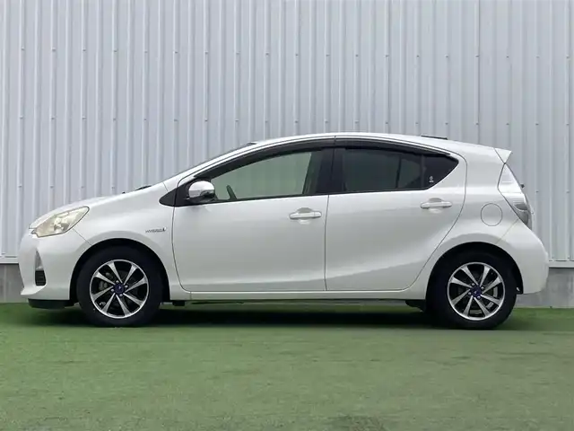 トヨタ アクア G 香川県 2014(平26)年 5.5万km スーパーホワイトⅡ 登録時走行距離：54894km/ディーラー純正ナビ/モデリスタ15インチアルミ/前後ドライブレコーダー/ETC/シートヒーター/ドアバイザー/純正フロアマット/電動格納ウィンカーミラー/オートライト/レベライザヘッドライト/プッシュスタート/スマートキー/スペアキー