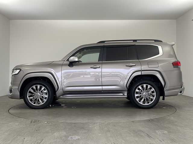 トヨタ ランドクルーザー ZX 兵庫県 2024(令6)年 0.5万km アバンギャルドブロンズメタリック ・純正ナビ/CD/DVD/Miracast/TV/BT/HDMI/・モデリスタエアロ/・サンルーフ/・JBLプレミアムサウンド/・後部座席モニター/・スマートキー/・nanoeX/・ビルトインETC2.0/・ステアリングヒーター/・シートヒーター/・シートベンチレーション/・パワーバックドア/・トヨタセーフティセンス/・レーンディパーチャーアラート/・プリクラッシュセーフティ/・ブラインドスポットモニター/・リアクロストラフィックアラート/・リヤカメラディテクション/・クリアランスソナー/・ヘッドアップディスプレイ/・ロードサインアシスト/・オートマチックハイビーム/・レーダークルーズコントロール/・クロールコントロール/・ステアリングヒーター/・デジタルインナーミラー/・前後ドライブレコーダー/・純正フロアマット/・LEDライト/・LEDフォグランプ/・20インチ純正アルミホイール