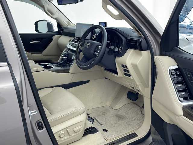 トヨタ ランドクルーザー ZX 兵庫県 2024(令6)年 0.5万km アバンギャルドブロンズメタリック ・純正ナビ/CD/DVD/Miracast/TV/BT/HDMI/・モデリスタエアロ/・サンルーフ/・JBLプレミアムサウンド/・後部座席モニター/・スマートキー/・nanoeX/・ビルトインETC2.0/・ステアリングヒーター/・シートヒーター/・シートベンチレーション/・パワーバックドア/・トヨタセーフティセンス/・レーンディパーチャーアラート/・プリクラッシュセーフティ/・ブラインドスポットモニター/・リアクロストラフィックアラート/・リヤカメラディテクション/・クリアランスソナー/・ヘッドアップディスプレイ/・ロードサインアシスト/・オートマチックハイビーム/・レーダークルーズコントロール/・クロールコントロール/・ステアリングヒーター/・デジタルインナーミラー/・前後ドライブレコーダー/・純正フロアマット/・LEDライト/・LEDフォグランプ/・20インチ純正アルミホイール