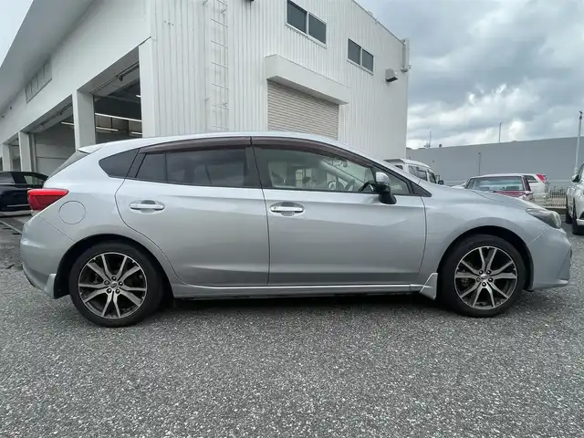 スバル インプレッサ スポーツ 2．0i－L アイサイト 千葉県 2018(平30)年 7.9万km アイスシルバーメタリック ディーラーナビ(AM/FM/フルセグ/BT/CD/USB/SD)/前後ドライブレコーダー(KZR-S100W)/SIドライブスイッチ/レーダークルーズコントロール/車間設定スイッチ/死角車両検知/車線逸脱警報/ステアリング連動ヘッドライト/アイサイト/パドルシフト/アイドリングストップ/横滑り防止機能/LEDヘッドライト/フォグランプ/バックカメラ/プッシュスタート/電動格納ミラー/ウィンカーミラー/純正フロアマット