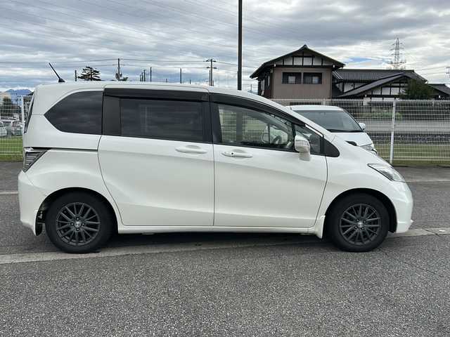 ホンダ フリード G ジャストセレクション 富山県 2013(平25)年 10.3万km プレミアムホワイトパール ワンオーナー/スマートキー×２/両側パワースライドドア/社外メモリーナビ(NR-MZ50)/DVD/MSV/DVD/フルセグTV/ETC/クルーズコントロール/電格ウィンカーミラー/HIDヘッドライト/純正フロアマット/純正マッドガード/ドアバイザー/ステアリングスイッチ/保証書・取説・ナビ取説/社外AWノーマルタイヤ車載(185/65R15)