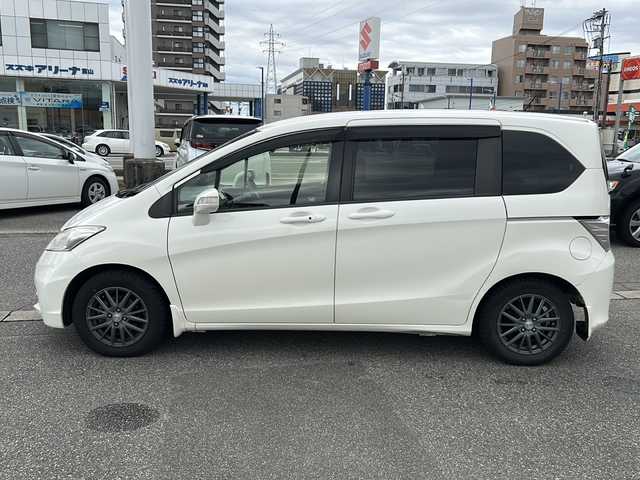 ホンダ フリード G ジャストセレクション 富山県 2013(平25)年 10.3万km プレミアムホワイトパール ワンオーナー/スマートキー×２/両側パワースライドドア/社外メモリーナビ(NR-MZ50)/DVD/MSV/DVD/フルセグTV/ETC/クルーズコントロール/電格ウィンカーミラー/HIDヘッドライト/純正フロアマット/純正マッドガード/ドアバイザー/ステアリングスイッチ/保証書・取説・ナビ取説/社外AWノーマルタイヤ車載(185/65R15)