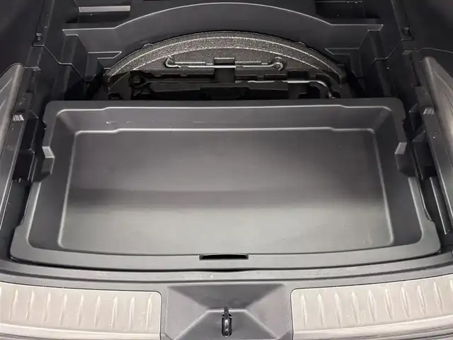 トヨタ ハリアー Z レザーパッケージ 三重県 2024(令6)年 0.6万km プラチナホワイトパールマイカ ガソリン/FF/MTモード付フロアCVT/12.3インチナビ/（AM/FM/TV/Bluetooth/USB/iPod/CarPlay/AndroidAuto/Miracast）/【OP】パノラミックビューモニター（床下透過表示機能付）/モデリスタエアロ（F/S/R下）/JBLプレミアムサウンドシステム/ドライブレコーダー 前後/ETC2.0/Toyota Safety Sense/●プリクラッシュセーフティ/●レーントレーシングアシスト/●レーダークルコン/●アダプティブハイビームシステム/●ロードサインアシスト/・ドライバー異常時対応システム/・先行車発進告知機能/・ブラインドスポットモニター/・リヤクロストラフィックオートブレーキ/・パーキングサポートブレーキ（前後静止物、後方接近車両）/など/装備/・【OP】おくだけ充電/・【OP】AC100Vコンセント（100W）/・デジタルインナーミラー（前後録画機能付）/・カラーヘッドアップディスプレイ/・ハンズフリーパワーバックドア/・本革シート/・シートヒーター＋ベンチレーション（D/N）/・ステアリングヒーター/・パワーシート（D8way（メモリー・4wayランバーサポート付）/N4way）/・左右独立オートエアコン/・オートワイパー/など
