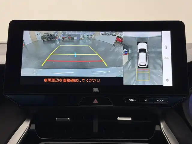 トヨタ ハリアー Z レザーパッケージ 三重県 2024(令6)年 0.6万km プラチナホワイトパールマイカ ガソリン/FF/MTモード付フロアCVT/12.3インチナビ/（AM/FM/TV/Bluetooth/USB/iPod/CarPlay/AndroidAuto/Miracast）/【OP】パノラミックビューモニター（床下透過表示機能付）/モデリスタエアロ（F/S/R下）/JBLプレミアムサウンドシステム/ドライブレコーダー 前後/ETC2.0/Toyota Safety Sense/●プリクラッシュセーフティ/●レーントレーシングアシスト/●レーダークルコン/●アダプティブハイビームシステム/●ロードサインアシスト/・ドライバー異常時対応システム/・先行車発進告知機能/・ブラインドスポットモニター/・リヤクロストラフィックオートブレーキ/・パーキングサポートブレーキ（前後静止物、後方接近車両）/など/装備/・【OP】おくだけ充電/・【OP】AC100Vコンセント（100W）/・デジタルインナーミラー（前後録画機能付）/・カラーヘッドアップディスプレイ/・ハンズフリーパワーバックドア/・本革シート/・シートヒーター＋ベンチレーション（D/N）/・ステアリングヒーター/・パワーシート（D8way（メモリー・4wayランバーサポート付）/N4way）/・左右独立オートエアコン/・オートワイパー/など