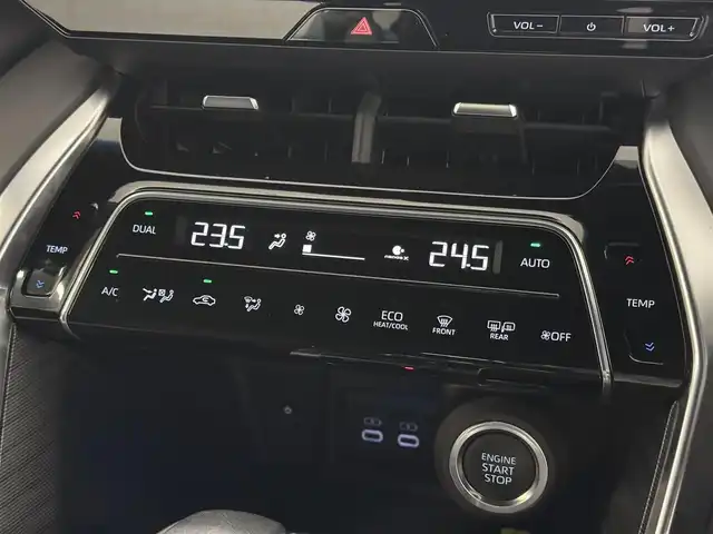 トヨタ ハリアー Z レザーパッケージ 三重県 2024(令6)年 0.6万km プラチナホワイトパールマイカ ガソリン/FF/MTモード付フロアCVT/12.3インチナビ/（AM/FM/TV/Bluetooth/USB/iPod/CarPlay/AndroidAuto/Miracast）/【OP】パノラミックビューモニター（床下透過表示機能付）/モデリスタエアロ（F/S/R下）/JBLプレミアムサウンドシステム/ドライブレコーダー 前後/ETC2.0/Toyota Safety Sense/●プリクラッシュセーフティ/●レーントレーシングアシスト/●レーダークルコン/●アダプティブハイビームシステム/●ロードサインアシスト/・ドライバー異常時対応システム/・先行車発進告知機能/・ブラインドスポットモニター/・リヤクロストラフィックオートブレーキ/・パーキングサポートブレーキ（前後静止物、後方接近車両）/など/装備/・【OP】おくだけ充電/・【OP】AC100Vコンセント（100W）/・デジタルインナーミラー（前後録画機能付）/・カラーヘッドアップディスプレイ/・ハンズフリーパワーバックドア/・本革シート/・シートヒーター＋ベンチレーション（D/N）/・ステアリングヒーター/・パワーシート（D8way（メモリー・4wayランバーサポート付）/N4way）/・左右独立オートエアコン/・オートワイパー/など