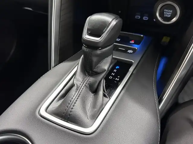 トヨタ ハリアー Z レザーパッケージ 三重県 2024(令6)年 0.6万km プラチナホワイトパールマイカ ガソリン/FF/MTモード付フロアCVT/12.3インチナビ/（AM/FM/TV/Bluetooth/USB/iPod/CarPlay/AndroidAuto/Miracast）/【OP】パノラミックビューモニター（床下透過表示機能付）/モデリスタエアロ（F/S/R下）/JBLプレミアムサウンドシステム/ドライブレコーダー 前後/ETC2.0/Toyota Safety Sense/●プリクラッシュセーフティ/●レーントレーシングアシスト/●レーダークルコン/●アダプティブハイビームシステム/●ロードサインアシスト/・ドライバー異常時対応システム/・先行車発進告知機能/・ブラインドスポットモニター/・リヤクロストラフィックオートブレーキ/・パーキングサポートブレーキ（前後静止物、後方接近車両）/など/装備/・【OP】おくだけ充電/・【OP】AC100Vコンセント（100W）/・デジタルインナーミラー（前後録画機能付）/・カラーヘッドアップディスプレイ/・ハンズフリーパワーバックドア/・本革シート/・シートヒーター＋ベンチレーション（D/N）/・ステアリングヒーター/・パワーシート（D8way（メモリー・4wayランバーサポート付）/N4way）/・左右独立オートエアコン/・オートワイパー/など