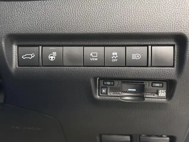トヨタ ハリアー Z レザーパッケージ 三重県 2024(令6)年 0.6万km プラチナホワイトパールマイカ ガソリン/FF/MTモード付フロアCVT/12.3インチナビ/（AM/FM/TV/Bluetooth/USB/iPod/CarPlay/AndroidAuto/Miracast）/【OP】パノラミックビューモニター（床下透過表示機能付）/モデリスタエアロ（F/S/R下）/JBLプレミアムサウンドシステム/ドライブレコーダー 前後/ETC2.0/Toyota Safety Sense/●プリクラッシュセーフティ/●レーントレーシングアシスト/●レーダークルコン/●アダプティブハイビームシステム/●ロードサインアシスト/・ドライバー異常時対応システム/・先行車発進告知機能/・ブラインドスポットモニター/・リヤクロストラフィックオートブレーキ/・パーキングサポートブレーキ（前後静止物、後方接近車両）/など/装備/・【OP】おくだけ充電/・【OP】AC100Vコンセント（100W）/・デジタルインナーミラー（前後録画機能付）/・カラーヘッドアップディスプレイ/・ハンズフリーパワーバックドア/・本革シート/・シートヒーター＋ベンチレーション（D/N）/・ステアリングヒーター/・パワーシート（D8way（メモリー・4wayランバーサポート付）/N4way）/・左右独立オートエアコン/・オートワイパー/など