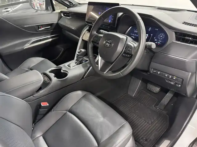 トヨタ ハリアー Z レザーパッケージ 三重県 2024(令6)年 0.6万km プラチナホワイトパールマイカ ガソリン/FF/MTモード付フロアCVT/12.3インチナビ/（AM/FM/TV/Bluetooth/USB/iPod/CarPlay/AndroidAuto/Miracast）/【OP】パノラミックビューモニター（床下透過表示機能付）/モデリスタエアロ（F/S/R下）/JBLプレミアムサウンドシステム/ドライブレコーダー 前後/ETC2.0/Toyota Safety Sense/●プリクラッシュセーフティ/●レーントレーシングアシスト/●レーダークルコン/●アダプティブハイビームシステム/●ロードサインアシスト/・ドライバー異常時対応システム/・先行車発進告知機能/・ブラインドスポットモニター/・リヤクロストラフィックオートブレーキ/・パーキングサポートブレーキ（前後静止物、後方接近車両）/など/装備/・【OP】おくだけ充電/・【OP】AC100Vコンセント（100W）/・デジタルインナーミラー（前後録画機能付）/・カラーヘッドアップディスプレイ/・ハンズフリーパワーバックドア/・本革シート/・シートヒーター＋ベンチレーション（D/N）/・ステアリングヒーター/・パワーシート（D8way（メモリー・4wayランバーサポート付）/N4way）/・左右独立オートエアコン/・オートワイパー/など