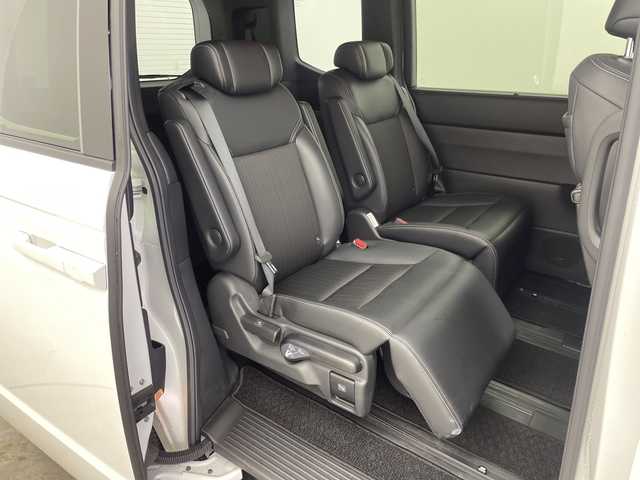 ホンダ ステップワゴン スパーダ eHEV 三重県 2023(令5)年 2万km プラチナホワイトパール /純正11.4インチナビ//フルセグ//バックカメラ//パワーバックドア//シートヒーター//追従式クルーズコントロール//衝突軽減ブレーキ//レーンキープアシスト//ブラインドスポットモニター//オートハイビーム//コーナーセンサー//両側パワースライドドア//ETC//スマートキー