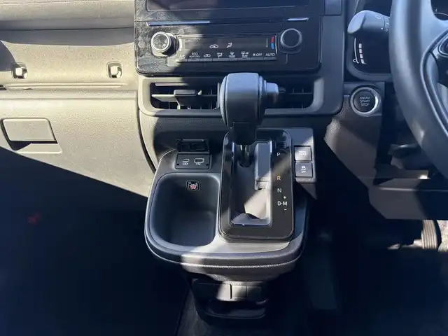 トヨタ シエンタ Z 東京都 2024(令6)年 1.6万km ホワイトパールクリスタルシャイン 純正ナビ/バックカメラ/両側パワースライドドア/ビルトインETC/スマートキー/バイザー・マット/Toyota　Safety Sense/レーダークルーズコントロール/プリクラッシュセーフティー/レーンディパーチャーアラート/エンジンプッシュボタン/スマートキー/保証書・取説