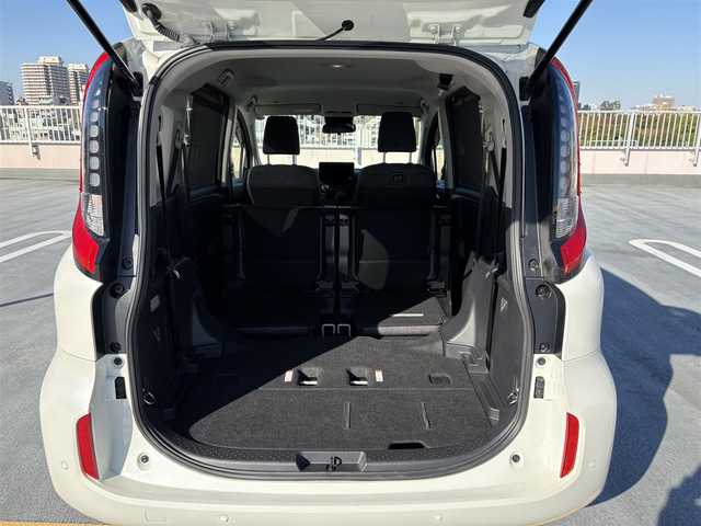 トヨタ シエンタ Z 東京都 2024(令6)年 1.6万km ホワイトパールクリスタルシャイン 純正ナビ/バックカメラ/両側パワースライドドア/ビルトインETC/スマートキー/バイザー・マット/Toyota　Safety Sense/レーダークルーズコントロール/プリクラッシュセーフティー/レーンディパーチャーアラート/エンジンプッシュボタン/スマートキー/保証書・取説