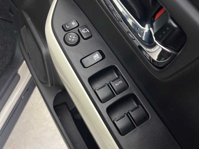 スズキ クロスビー HYBRID MZ 秋田県 2024(令6)年 3.1万km キャラバンアイボリーパールメタリック/ホワイト 2トーンルーフ ４WD/社外ナビ【AM/FM/CD/BT】　/バックカメラ　/ＥＴＣ　/パドルシフト　/プッシュスタート　/クルーズコントロール/前席シートヒーター　/ＵＳＢポート　/レーンキープアシスト　/衝突被害軽減システム　/クリアランスソナー　/横滑り防止装置/ヒルディセントコントロール/ダウンヒルアシストコントロール/オートエアコン/オートライト/SNOW/SPORT/アイドリングストップ/コーナーセンサー/革巻きステアリング/電格ミラー/フォグライト/ウィンカーミラー/純正AW/保証書/取り扱い説明書