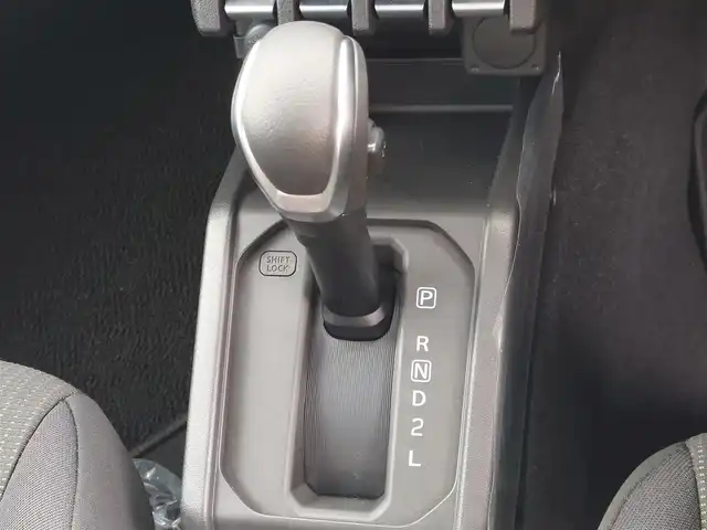 スズキ ジムニー ノマド FC 東京都 2025(令7)年 0.1千km 紺 登録済未使用車/4WD/スズキセーフティサポート/・デュアルカメラブレーキサポート/・車線逸脱警報機能/・誤発進抑制機能/・後方誤発進抑制機能/・ふらつき警報機能/・アダプティブクルーズコントロール/シートヒーター(D/N席)/純正LEDヘッドライト/フォグランプ/オートライト/純正15インチAW/純正フロアマット/革巻きステアリング/ステアリングスイッチ/ヒルホールドコントロール/プッシュスタート/スマートキー/スペアキー×１