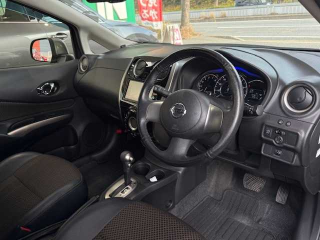 日産 ノート メダリスト 大阪府 2013(平25)年 7.3万km ダークメタルグレー /禁煙車//純正ＳＤナビ/MP313D-W///フルセグテレビ/ＣＤ/ＤＶＤ/ＳＤ/ＢＴ//ＡＵＸ/ＨＤＭＩ/ＵＳＢ//全方位カメラ//バックカメラ//ＥＴＣ//ハーフレザーシート//スマートキー//プッシュスタート//アイドリングストップ//取扱説明書//保証書//スペアキー×1
