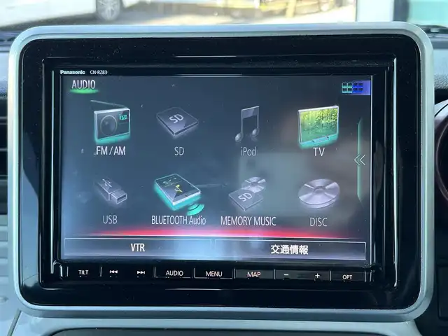 スズキ スペーシア HYBRID X 島根県 2018(平30)年 1.6万km ピュアホワイトパール/ブラック2トーン 登録時走行距離15117km/ワンオーナー/純正ナビ/Bluetooth・AM・FM・CD・DVD/フルセグテレビ(走行中視聴可能)/全周囲カメラ/バックカメラ/フロントカメラ/サイドカメラ/両側パワースライドドア/シートヒーター(運転席・助手席)/LEDヘッドライト/オートライト/ヘッドアップディスプレイ/ビルトインETC/純正フロアマット/純正14インチAW/後方コーナーセンサー/レーンキープアシスト/衝突被害軽減ブレーキ/横滑り防止装置/後席サンシェード/ドアバイザー/ウィンカーミラー/スマートキー(スペアキー×1)/シートカバー付き/スタッドレスタイヤ付き/禁煙車