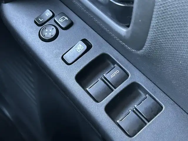 スズキ スペーシア HYBRID X 島根県 2018(平30)年 1.6万km ピュアホワイトパール/ブラック2トーン 登録時走行距離15117km/ワンオーナー/純正ナビ/Bluetooth・AM・FM・CD・DVD/フルセグテレビ(走行中視聴可能)/全周囲カメラ/バックカメラ/フロントカメラ/サイドカメラ/両側パワースライドドア/シートヒーター(運転席・助手席)/LEDヘッドライト/オートライト/ヘッドアップディスプレイ/ビルトインETC/純正フロアマット/純正14インチAW/後方コーナーセンサー/レーンキープアシスト/衝突被害軽減ブレーキ/横滑り防止装置/後席サンシェード/ドアバイザー/ウィンカーミラー/スマートキー(スペアキー×1)/シートカバー付き/スタッドレスタイヤ付き/禁煙車