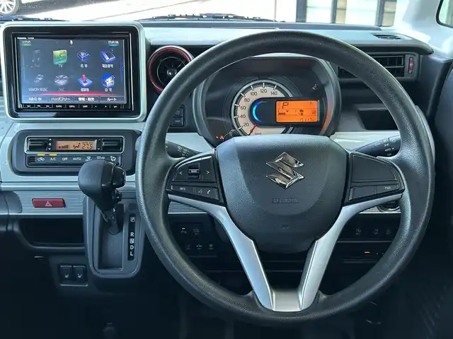 スズキ スペーシア HYBRID X 島根県 2018(平30)年 1.6万km ピュアホワイトパール/ブラック2トーン 登録時走行距離15117km/ワンオーナー/純正ナビ/Bluetooth・AM・FM・CD・DVD/フルセグテレビ(走行中視聴可能)/全周囲カメラ/バックカメラ/フロントカメラ/サイドカメラ/両側パワースライドドア/シートヒーター(運転席・助手席)/LEDヘッドライト/オートライト/ヘッドアップディスプレイ/ビルトインETC/純正フロアマット/純正14インチAW/後方コーナーセンサー/レーンキープアシスト/衝突被害軽減ブレーキ/横滑り防止装置/後席サンシェード/ドアバイザー/ウィンカーミラー/スマートキー(スペアキー×1)/シートカバー付き/スタッドレスタイヤ付き/禁煙車