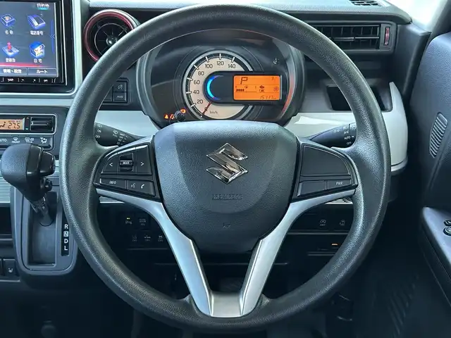 スズキ スペーシア HYBRID X 島根県 2018(平30)年 1.6万km ピュアホワイトパール/ブラック2トーン 登録時走行距離15117km/ワンオーナー/純正ナビ/Bluetooth・AM・FM・CD・DVD/フルセグテレビ(走行中視聴可能)/全周囲カメラ/バックカメラ/フロントカメラ/サイドカメラ/両側パワースライドドア/シートヒーター(運転席・助手席)/LEDヘッドライト/オートライト/ヘッドアップディスプレイ/ビルトインETC/純正フロアマット/純正14インチAW/後方コーナーセンサー/レーンキープアシスト/衝突被害軽減ブレーキ/横滑り防止装置/後席サンシェード/ドアバイザー/ウィンカーミラー/スマートキー(スペアキー×1)/シートカバー付き/スタッドレスタイヤ付き/禁煙車