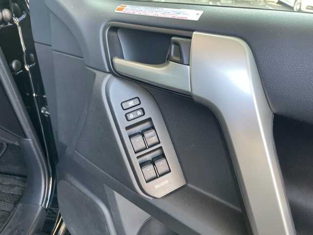 トヨタ ランドクルーザー プラド TX Lパッケージ マットブラED 東京都 2023(令5)年 0.9万km アティチュードブラックマイカ 純正コネクテッドナビ/・DTV/ラジオ/Miracast/Bluetooth/全方位カメラ/前後クリアランスソナー/電動サンルーフ/レザーシート/前席パワーシート/エアシート/電動格納サードシート/Toyota Safety Sense/・プリクラッシュセーフティ/・レーンディパーチャーアラート/・オートマチックハイビーム/・ロードサインアシスト/・レーダークルーズコントロール/・先行車発進告知機能/ルーフレール/純正18インチAW/プッシュEgスタート/ストップ/スマートキー/ターンランプ付電動格納ドアミラー/ドアバイザー/純正フロアマット/取扱説明書/ナビ取扱説明書/新車時保証書