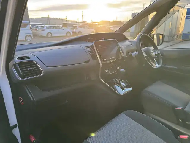 日産 セレナ ハイウェイスター V 滋賀県 2020(令2)年 5.6万km ブリリアントホワイトパール 純正10型ナビ/（CD/DVD/BT/フルセグ）/後席フリップダウンモニター/両側電動スライドドア/前後ドライブレコーダー/ETC/衝突被害軽減ブレーキ/プロパイロット/レーンキープアシスト/ステアリングスイッチ/LEDヘッドライト