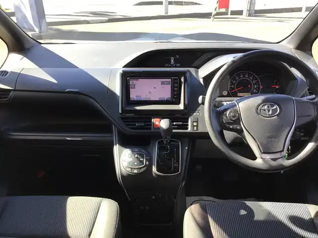 トヨタ ノア X 福井県 2018(平30)年 13.8万km シルバーM 4WD/純正ナビ　NSCD-W66/トヨタセーフティセンス/LEDヘッドライト/パワースライドドア/クルーズコントロール/8人乗り/バックカメラ/前後ドラレコ/ダブルエアコン/ステアリングスイッチ/オートマチックハイビーム/車線逸脱警報装置/アイドリングストップ/電格ミラー/ワンセグ・Bluetooth・CD