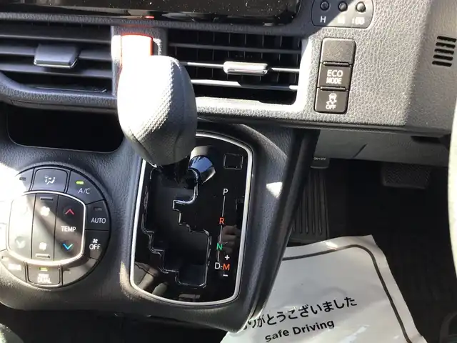 トヨタ ノア X 福井県 2018(平30)年 13.8万km シルバーM 4WD/純正ナビ　NSCD-W66/トヨタセーフティセンス/LEDヘッドライト/パワースライドドア/クルーズコントロール/8人乗り/バックカメラ/前後ドラレコ/ダブルエアコン/ステアリングスイッチ/オートマチックハイビーム/車線逸脱警報装置/アイドリングストップ/電格ミラー/ワンセグ・Bluetooth・CD