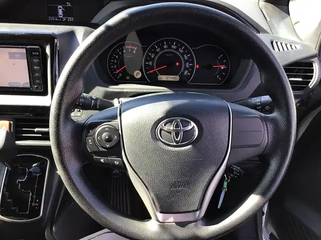 トヨタ ノア X 福井県 2018(平30)年 13.8万km シルバーM 4WD/純正ナビ　NSCD-W66/トヨタセーフティセンス/LEDヘッドライト/パワースライドドア/クルーズコントロール/8人乗り/バックカメラ/前後ドラレコ/ダブルエアコン/ステアリングスイッチ/オートマチックハイビーム/車線逸脱警報装置/アイドリングストップ/電格ミラー/ワンセグ・Bluetooth・CD