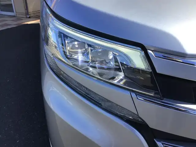 トヨタ ノア X 福井県 2018(平30)年 13.8万km シルバーM 4WD/純正ナビ　NSCD-W66/トヨタセーフティセンス/LEDヘッドライト/パワースライドドア/クルーズコントロール/8人乗り/バックカメラ/前後ドラレコ/ダブルエアコン/ステアリングスイッチ/オートマチックハイビーム/車線逸脱警報装置/アイドリングストップ/電格ミラー/ワンセグ・Bluetooth・CD