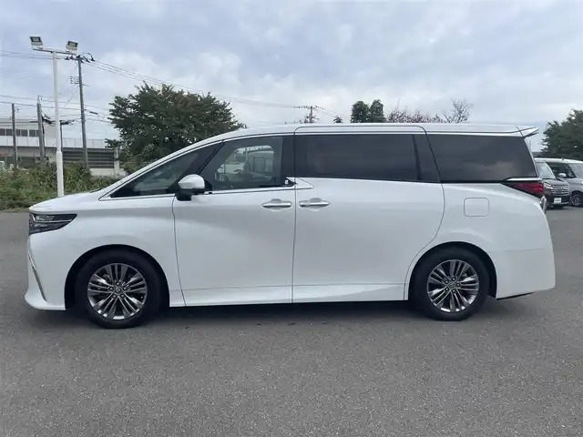 トヨタ アルファード Z 山形県 2024(令6)年 0.9万km プラチナホワイトパールマイカ ワンオーナー/寒冷地仕様車/トヨタセーフティセンス/左右独立ムーンルーフ/純正14インチコネクティッドナビ/フルセグTV/全方位カメラ/両側パワースライドドア/パーキングアシスト/黒革シート/シートヒーター、エアシート/前席二列目パワーシート/デジタルインナーミラー/ステアリングスイッチ/レーダークルーズコントロール/ETC2.0/プロジェクションカーテシイルミ/スカッフイルミネーション/オートホールド/横滑り防止装置/パワーバッグドア/BSM/純正アルミホイール/LEDライト/フォグランプ/ウィンカーミラー/保証書、取説あり/スペアキーあり