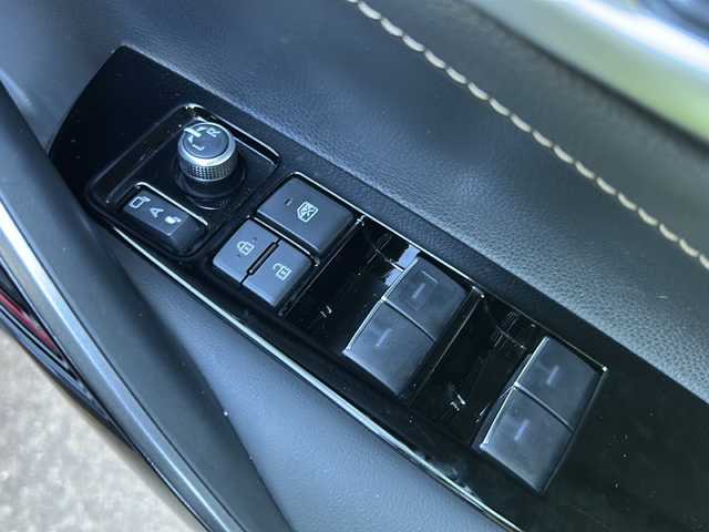 トヨタ カローラツーリング ハイブリッド ダブルバイビー 大阪府 2024(令6)年 1.9万km アティチュードブラックマイカ １オーナー　１０．５型ディスプレイオーディオ　フルセグ　Ｂｌｕｅｔｏｏｔｈ　バックカメラ　プリクラッシュセーフティー　モデリスタ　ハーフレザー　シートヒーター　ステアリングヒーター　レーダークルコン　ＢＳＭ　ＥＴＣ２．０　ウィンカーミラー　プッシュスタート　オートホールド　LEDヘッドライト　スペアキー1　モデリスタドアハンドルプロテクター　モデリスタスカッフプレート　純正ホイール　純正オーディオ　オールシーズンタイヤ