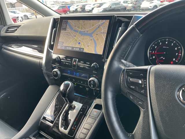 トヨタ アルファード S Cパッケージ 岐阜県 2023(令5)年 4万km ホワイトパールクリスタルシャイン 登録時走行距離40102ｋｍ/ＪＢＬサウンド/ダブルサンルーフ/後席モニター（フリップダウンモニター）/両側パワースライドドア/デジタルインナーミラー/ＬＥＤルームランプ/全方位カメラ（アラウンドビューモニター）/ブラインドスポットモニター/コーナーセンサー前後/電動リアゲート/純正９インチナビ/レーンキープアシスト/ドライブレコーダー/100ｖ電源/ステアリングヒーター/純正フロアマット/純正アルミホイール/前席＋二列目パワーシート/前席シートヒーター/前席エアシート/ビルトインETC/パーキングアシスト/後席サンシェード/ドアバイザー/HDMI/電動リアゲート/フルセグテレビ/オートマチックハイビーム