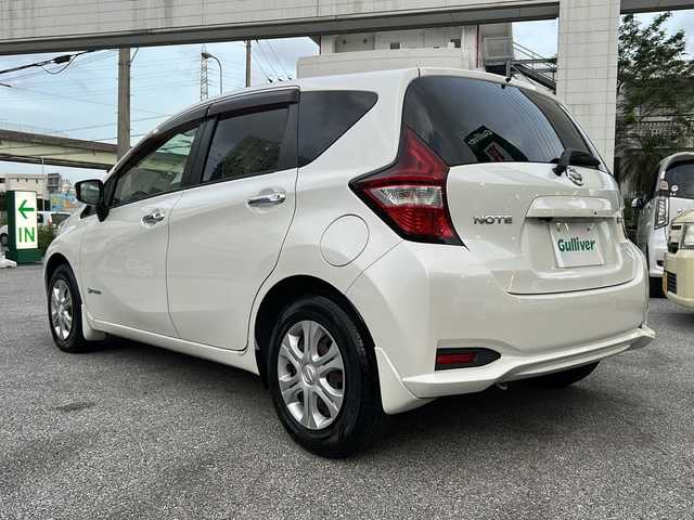 日産 ノート e－パワー X 沖縄県 2017(平29)年 7万km ブリリアントホワイトパール 純正ナビ/（AM/FM/CD/DVD/BT/フルセグＴＶ）/エマジェンシーブレーキ/衝突軽減システム/横滑り防止機能/レーンキープアシスト/ETC/ステアリングスイッチ/バックカメラ/電動格納ミラー/純正フロアマット/オートライト/プッシュスタート