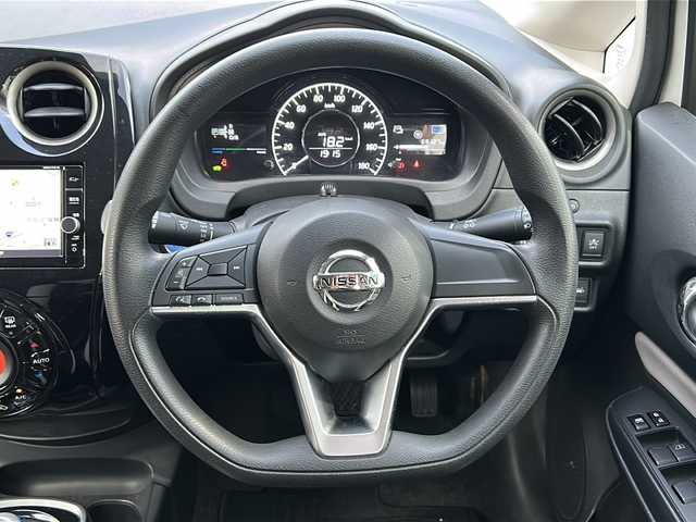 日産 ノート e－パワー X 沖縄県 2017(平29)年 7万km ブリリアントホワイトパール 純正ナビ/（AM/FM/CD/DVD/BT/フルセグＴＶ）/エマジェンシーブレーキ/衝突軽減システム/横滑り防止機能/レーンキープアシスト/ETC/ステアリングスイッチ/バックカメラ/電動格納ミラー/純正フロアマット/オートライト/プッシュスタート