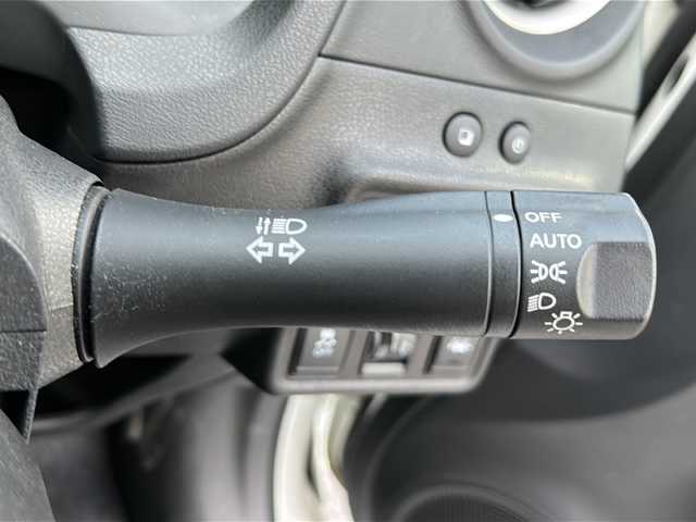 日産 ノート e－パワー X 沖縄県 2017(平29)年 7万km ブリリアントホワイトパール 純正ナビ/（AM/FM/CD/DVD/BT/フルセグＴＶ）/エマジェンシーブレーキ/衝突軽減システム/横滑り防止機能/レーンキープアシスト/ETC/ステアリングスイッチ/バックカメラ/電動格納ミラー/純正フロアマット/オートライト/プッシュスタート