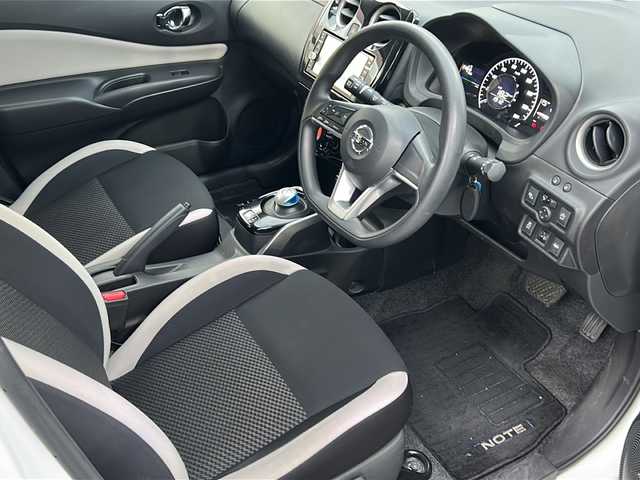 日産 ノート e－パワー X 沖縄県 2017(平29)年 7万km ブリリアントホワイトパール 純正ナビ/（AM/FM/CD/DVD/BT/フルセグＴＶ）/エマジェンシーブレーキ/衝突軽減システム/横滑り防止機能/レーンキープアシスト/ETC/ステアリングスイッチ/バックカメラ/電動格納ミラー/純正フロアマット/オートライト/プッシュスタート