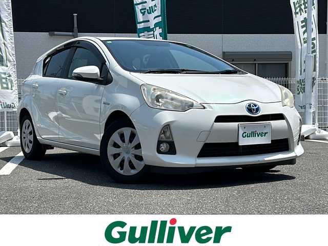 トヨタ アクア G 三重県 2013(平25)年 7.3万km ライムホワイトパールクリスタルシャイン 登録時72680km/ワンオーナー/禁煙車/純正ナビ/（AM/FM/TV/Bluetooth）/ワンセグTV/バックカメラ/ETC/ステアリングスイッチ/プッシュスタート/純正フロアマット/スペアキー