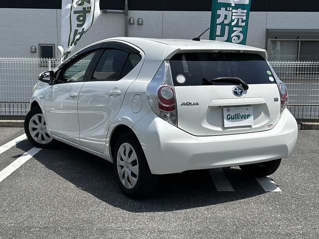 トヨタ アクア G 三重県 2013(平25)年 7.3万km ライムホワイトパールクリスタルシャイン 登録時72680km/ワンオーナー/禁煙車/純正ナビ/（AM/FM/TV/Bluetooth）/ワンセグTV/バックカメラ/ETC/ステアリングスイッチ/プッシュスタート/純正フロアマット/スペアキー