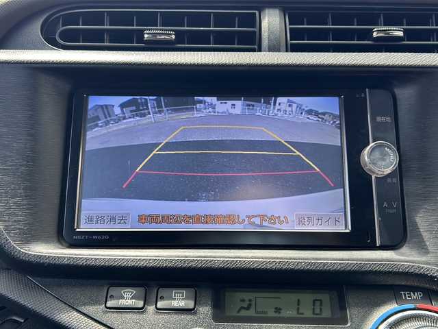 トヨタ アクア G 三重県 2013(平25)年 7.3万km ライムホワイトパールクリスタルシャイン 登録時72680km/ワンオーナー/禁煙車/純正ナビ/（AM/FM/TV/Bluetooth）/ワンセグTV/バックカメラ/ETC/ステアリングスイッチ/プッシュスタート/純正フロアマット/スペアキー
