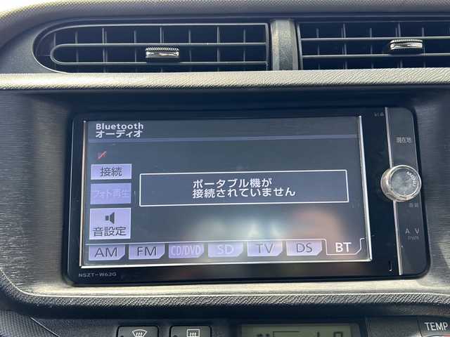 トヨタ アクア G 三重県 2013(平25)年 7.3万km ライムホワイトパールクリスタルシャイン 登録時72680km/ワンオーナー/禁煙車/純正ナビ/（AM/FM/TV/Bluetooth）/ワンセグTV/バックカメラ/ETC/ステアリングスイッチ/プッシュスタート/純正フロアマット/スペアキー