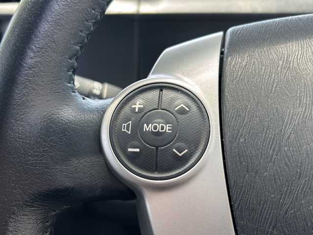 トヨタ アクア G 三重県 2013(平25)年 7.3万km ライムホワイトパールクリスタルシャイン 登録時72680km/ワンオーナー/禁煙車/純正ナビ/（AM/FM/TV/Bluetooth）/ワンセグTV/バックカメラ/ETC/ステアリングスイッチ/プッシュスタート/純正フロアマット/スペアキー