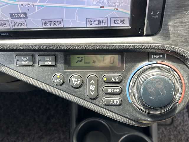 トヨタ アクア G 三重県 2013(平25)年 7.3万km ライムホワイトパールクリスタルシャイン 登録時72680km/ワンオーナー/禁煙車/純正ナビ/（AM/FM/TV/Bluetooth）/ワンセグTV/バックカメラ/ETC/ステアリングスイッチ/プッシュスタート/純正フロアマット/スペアキー