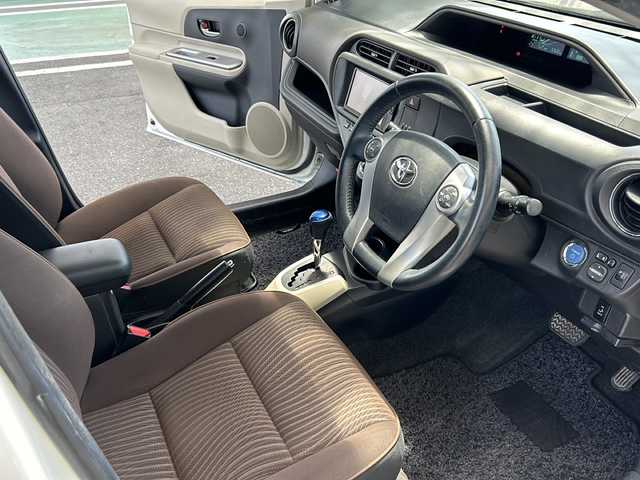 トヨタ アクア G 三重県 2013(平25)年 7.3万km ライムホワイトパールクリスタルシャイン 登録時72680km/ワンオーナー/禁煙車/純正ナビ/（AM/FM/TV/Bluetooth）/ワンセグTV/バックカメラ/ETC/ステアリングスイッチ/プッシュスタート/純正フロアマット/スペアキー