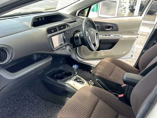 トヨタ アクア G 三重県 2013(平25)年 7.3万km ライムホワイトパールクリスタルシャイン 登録時72680km/ワンオーナー/禁煙車/純正ナビ/（AM/FM/TV/Bluetooth）/ワンセグTV/バックカメラ/ETC/ステアリングスイッチ/プッシュスタート/純正フロアマット/スペアキー