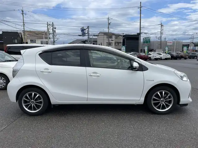 トヨタ アクア S 石川県 2013(平25)年 7.9万km ライムホワイトパールクリスタルシャイン 純正メモリーナビ/フルセグTV/CD/DVD再生/キーレス/社外アルミホイール/電動ミラー/アイドリングストップ/ETC
