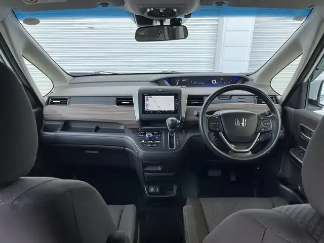 ホンダ フリード G 高知県 2023(令5)年 0.9万km パール メモリナビ/フルセグテレビ/バックカメラ/アイドリングストップ/両側パワースライドドア/Bluetooth接続/ETC/スマートキー/ABS/横滑り防止装置/レーンキープアシスト/盗難防止装置/オートライト/衝突被害軽減システム/純正フロアマット/純正15インチアルミホイール