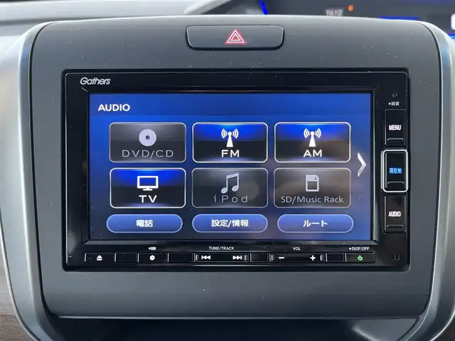 ホンダ フリード G 高知県 2023(令5)年 0.9万km パール メモリナビ/フルセグテレビ/バックカメラ/アイドリングストップ/両側パワースライドドア/Bluetooth接続/ETC/スマートキー/ABS/横滑り防止装置/レーンキープアシスト/盗難防止装置/オートライト/衝突被害軽減システム/純正フロアマット/純正15インチアルミホイール