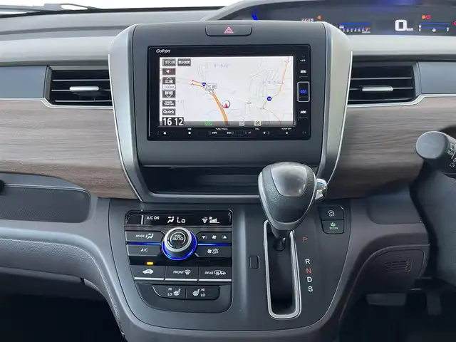 ホンダ フリード G 高知県 2023(令5)年 0.9万km パール メモリナビ/フルセグテレビ/バックカメラ/アイドリングストップ/両側パワースライドドア/Bluetooth接続/ETC/スマートキー/ABS/横滑り防止装置/レーンキープアシスト/盗難防止装置/オートライト/衝突被害軽減システム/純正フロアマット/純正15インチアルミホイール