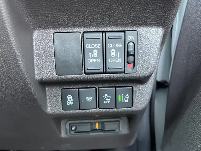 ホンダ フリード G 高知県 2023(令5)年 0.9万km パール メモリナビ/フルセグテレビ/バックカメラ/アイドリングストップ/両側パワースライドドア/Bluetooth接続/ETC/スマートキー/ABS/横滑り防止装置/レーンキープアシスト/盗難防止装置/オートライト/衝突被害軽減システム/純正フロアマット/純正15インチアルミホイール